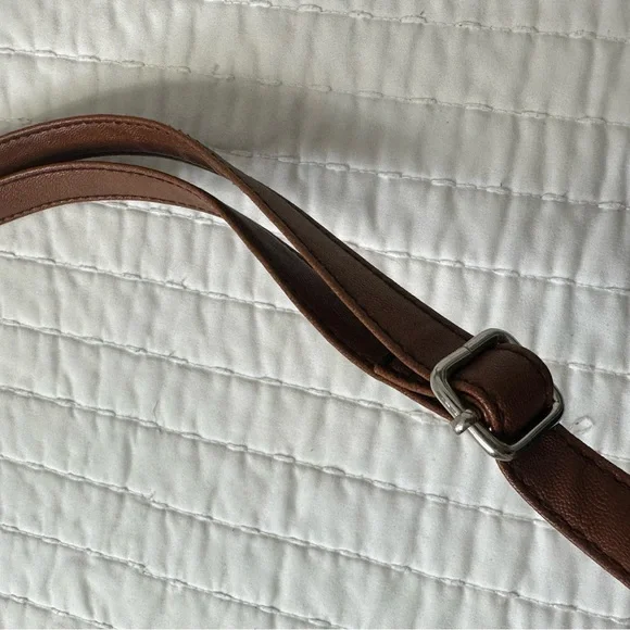 Relic Floral Crossbody Bag with Brown Accents Adjustable Straps - Picture 6 of 12